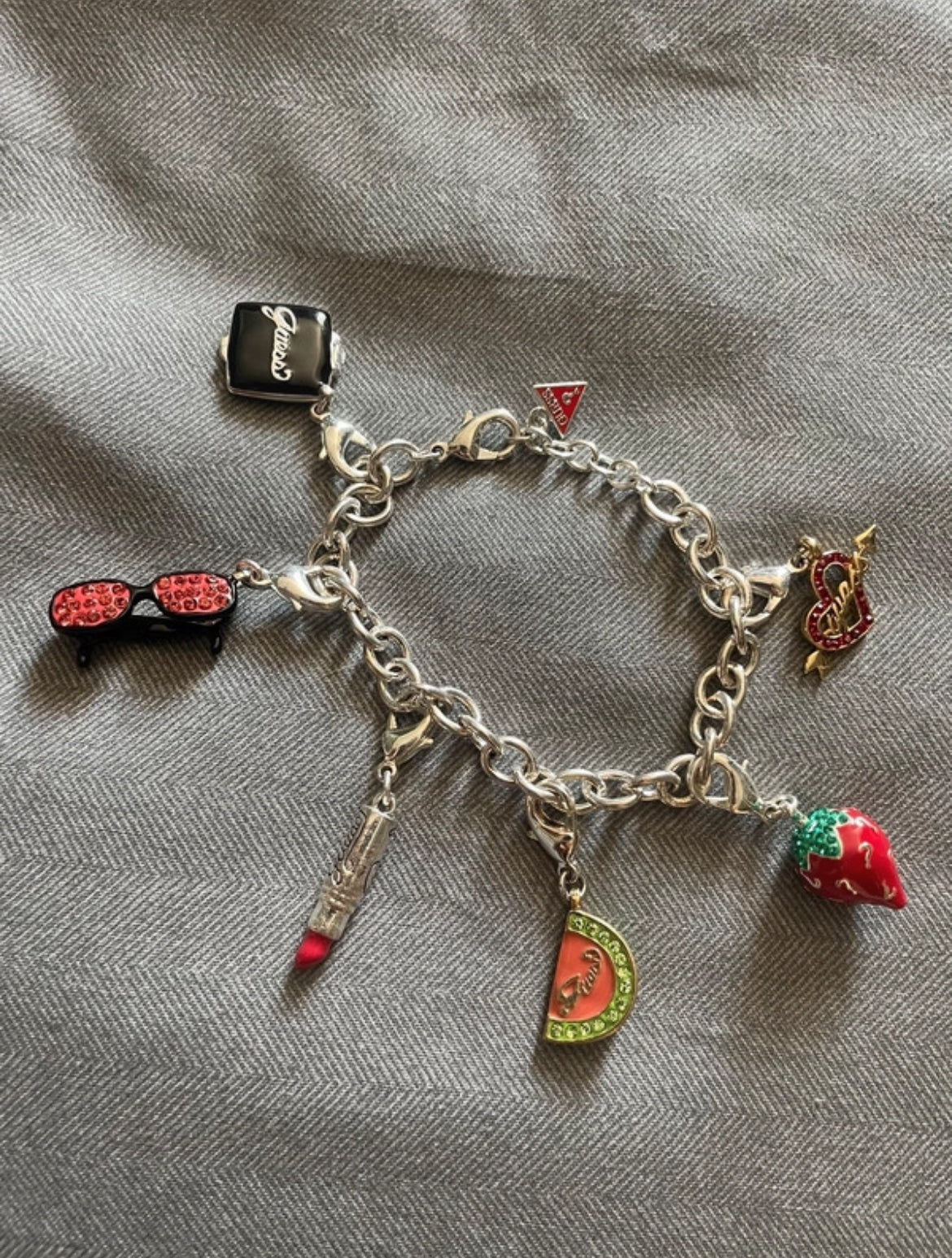 Винтидж Y2K гривна GUESS с цветни charms и функциониращо огледалце - Sunday West Boutique