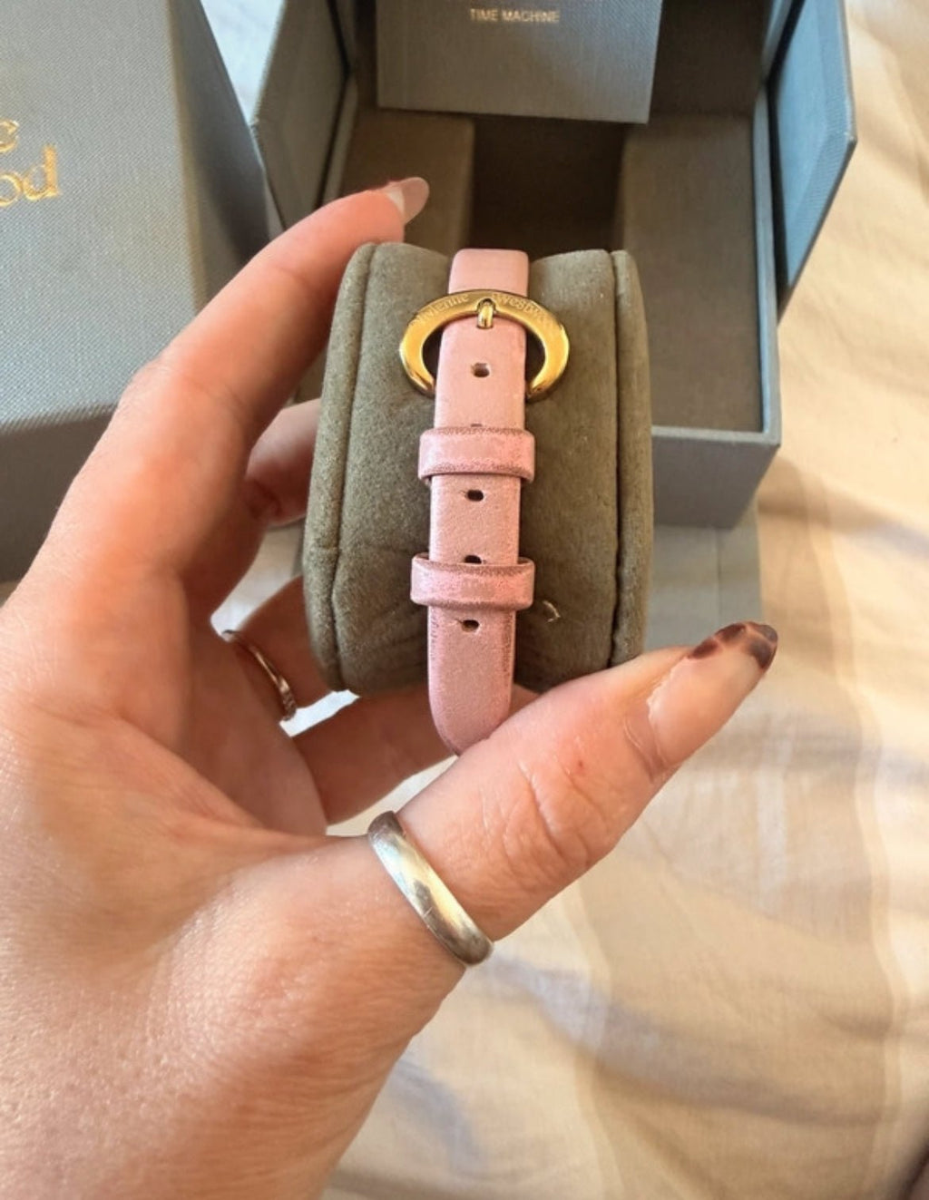 Vivienne Westwood Bow часовник - Sunday West Boutique