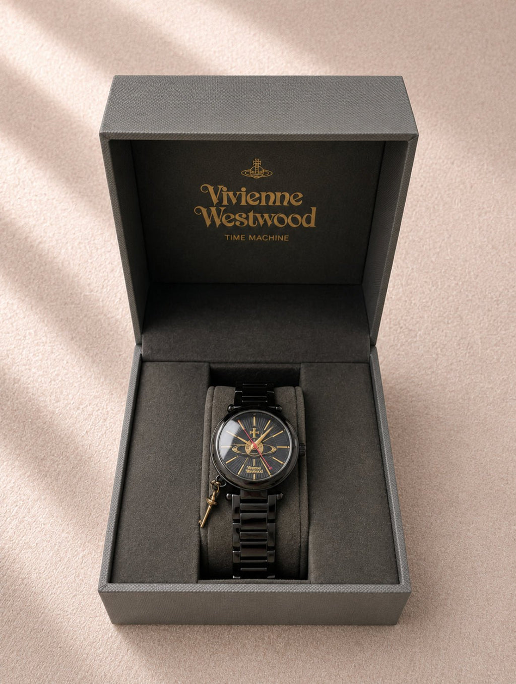 Vivienne Westwood Time Machine черен часовник с Orb и ключ charm - Sunday West Boutique