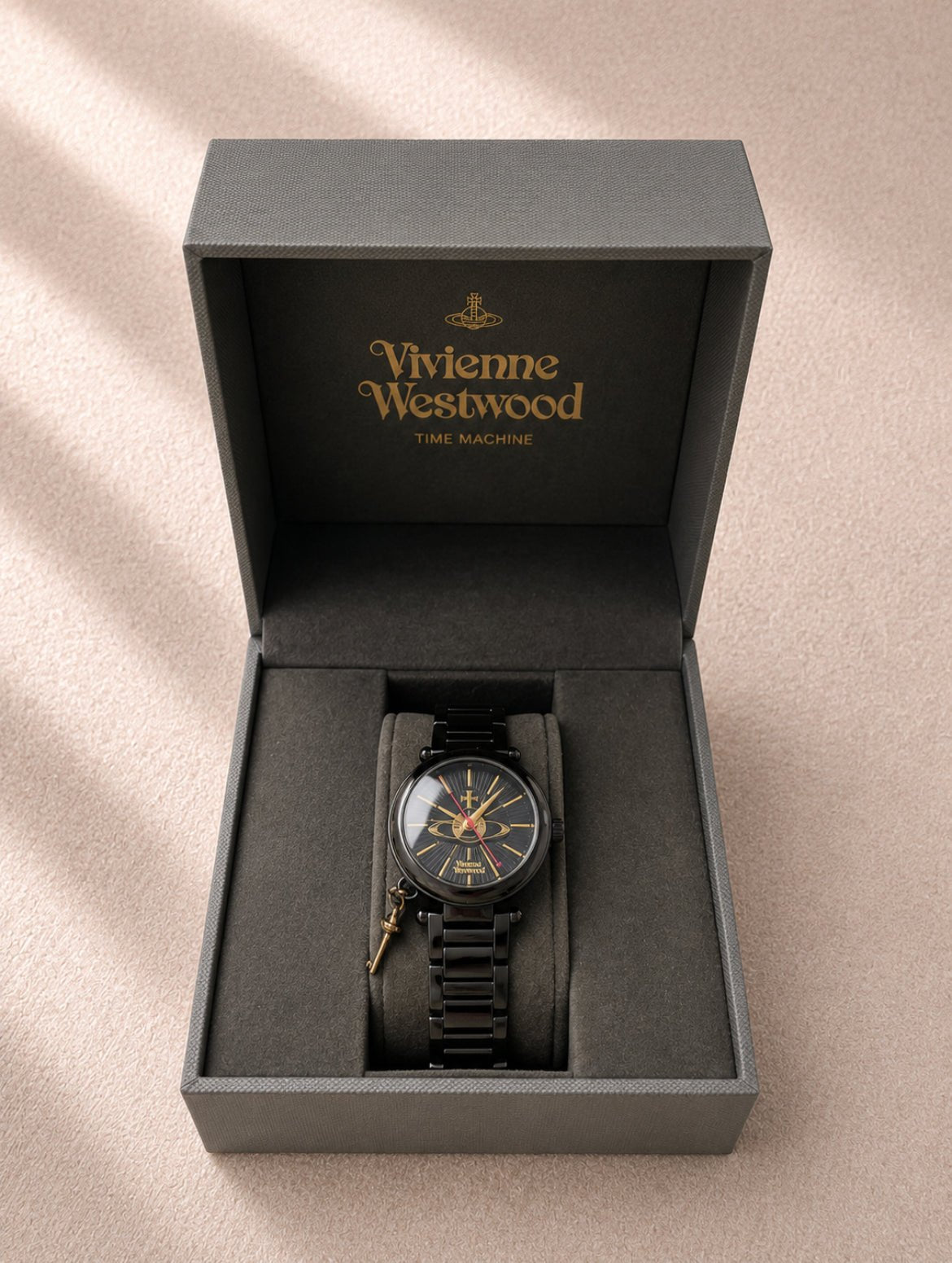Vivienne Westwood Time Machine черен часовник с Orb и ключ charm - Sunday West Boutique