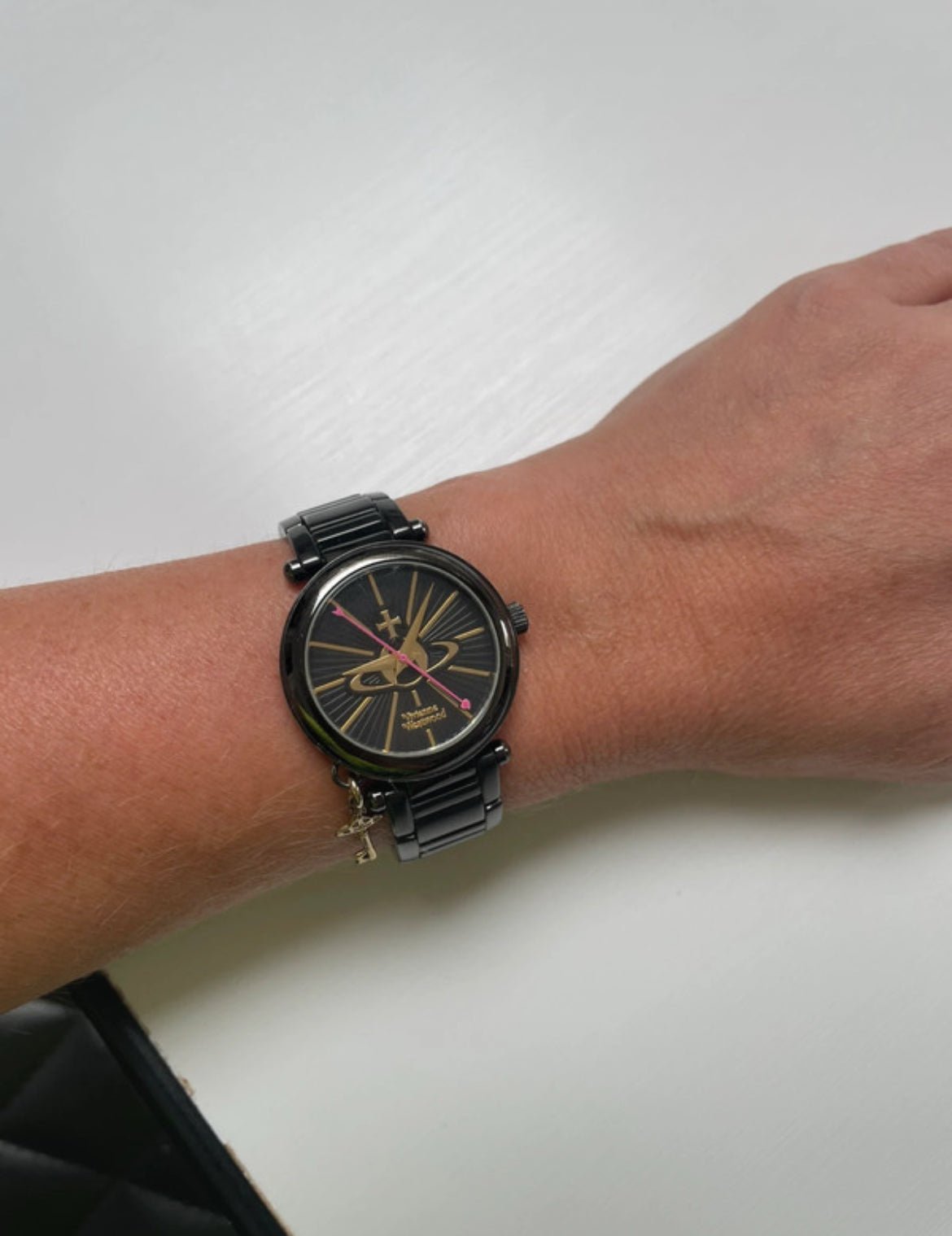 Vivienne Westwood Time Machine черен часовник с Orb и ключ charm - Sunday West Boutique