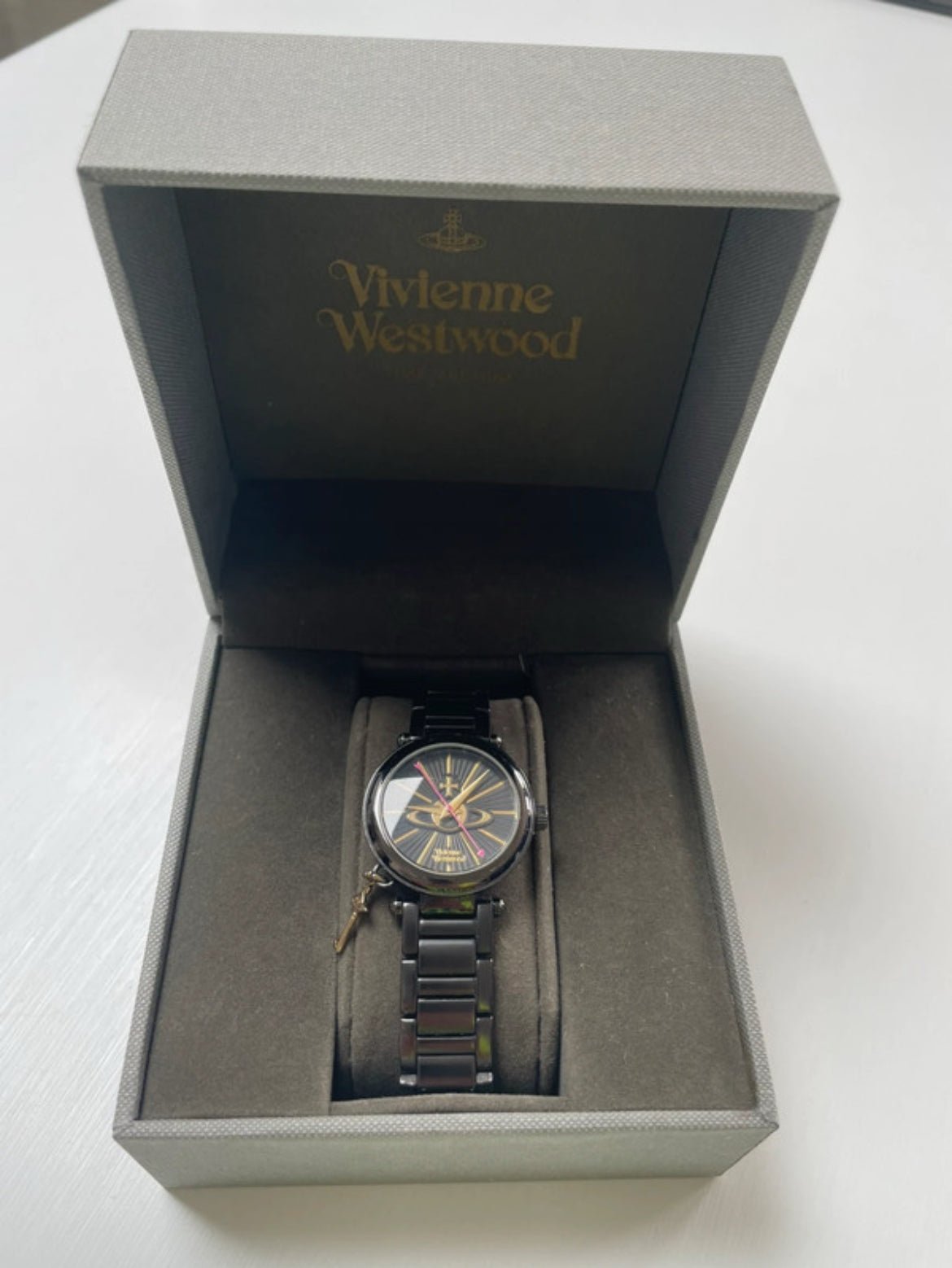 Vivienne Westwood Time Machine черен часовник с Orb и ключ charm - Sunday West Boutique