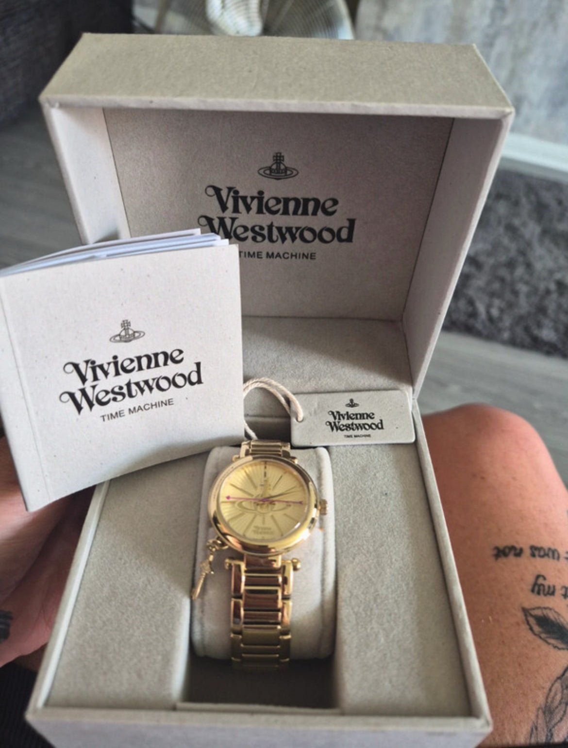 Vivienne Westwood златист часовник - Sunday West Boutique