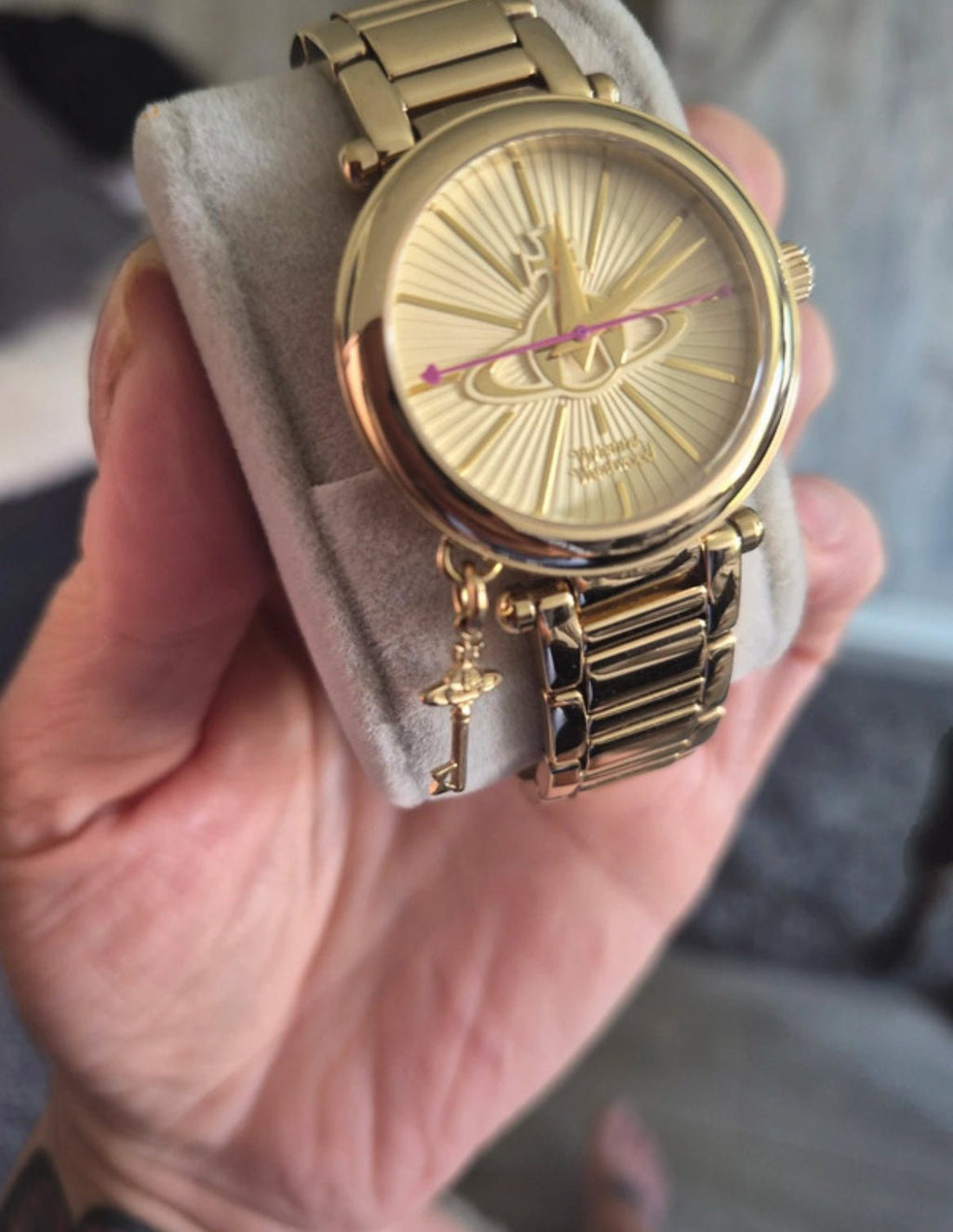 Vivienne Westwood златист часовник - Sunday West Boutique
