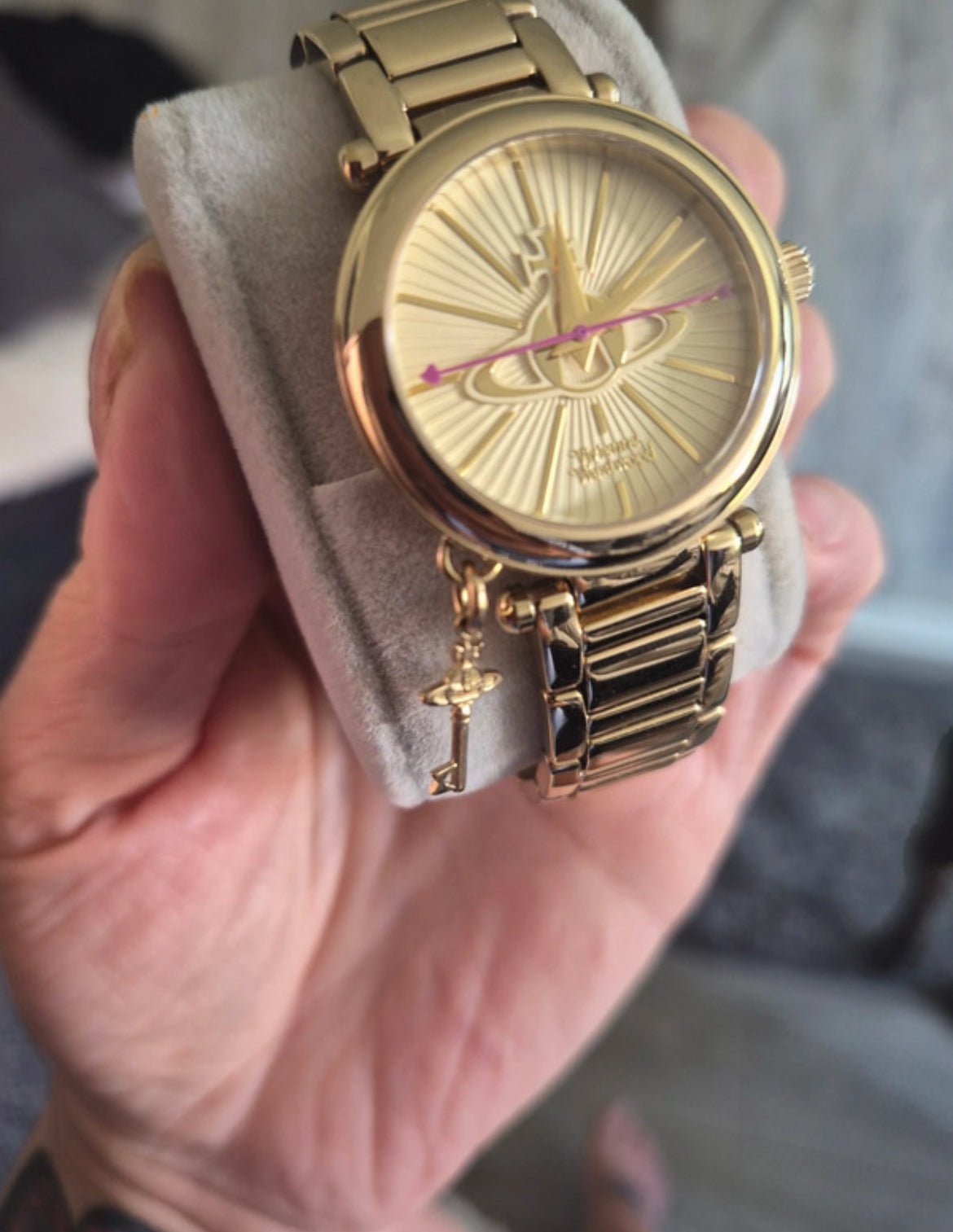 Vivienne Westwood златист часовник - Sunday West Boutique